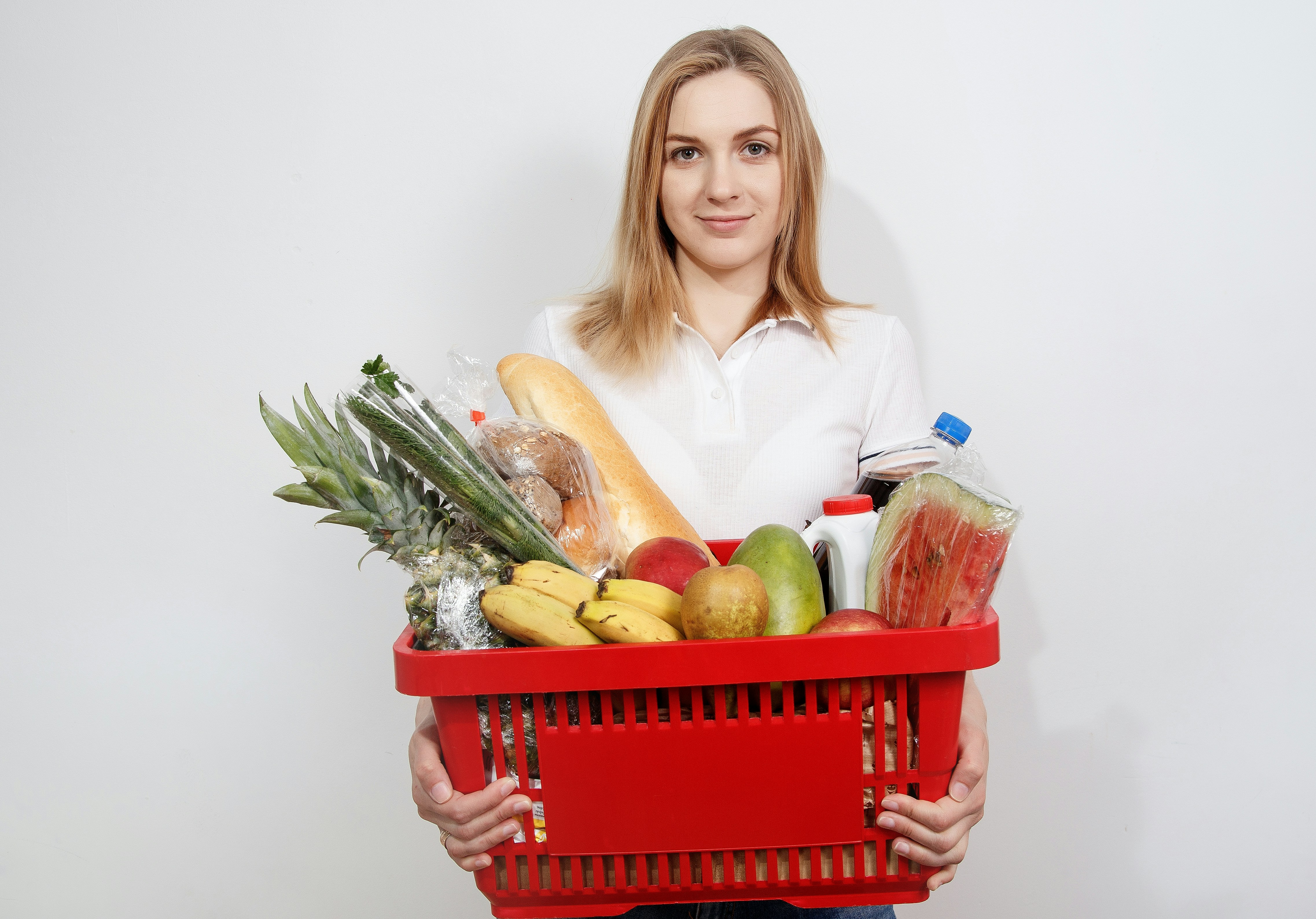 donna con carrello a mano.jpg